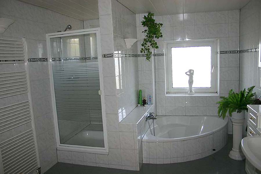 Grosses Vollbad im Gestütshaus mit XXL Dusche mit XXL Poolwanne